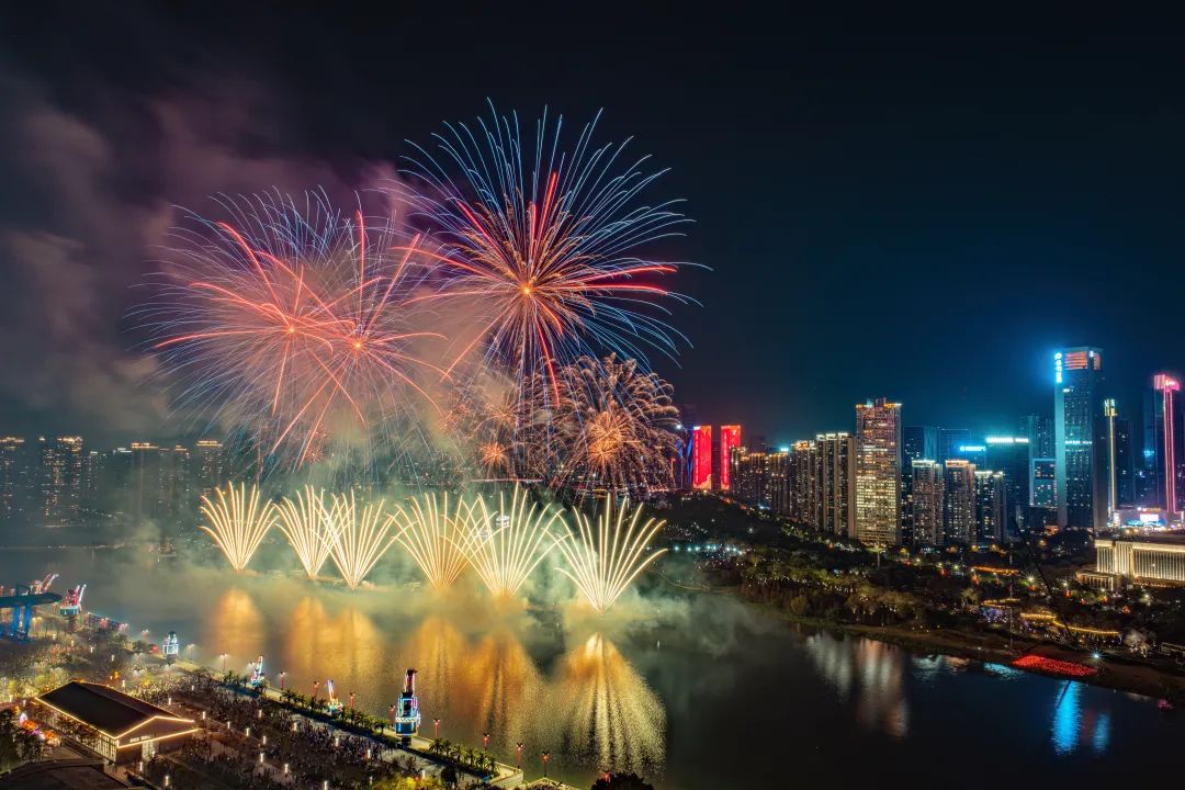 超4万发烟花！昨夜，璀璨烟花点亮佛山三龙湾上空
