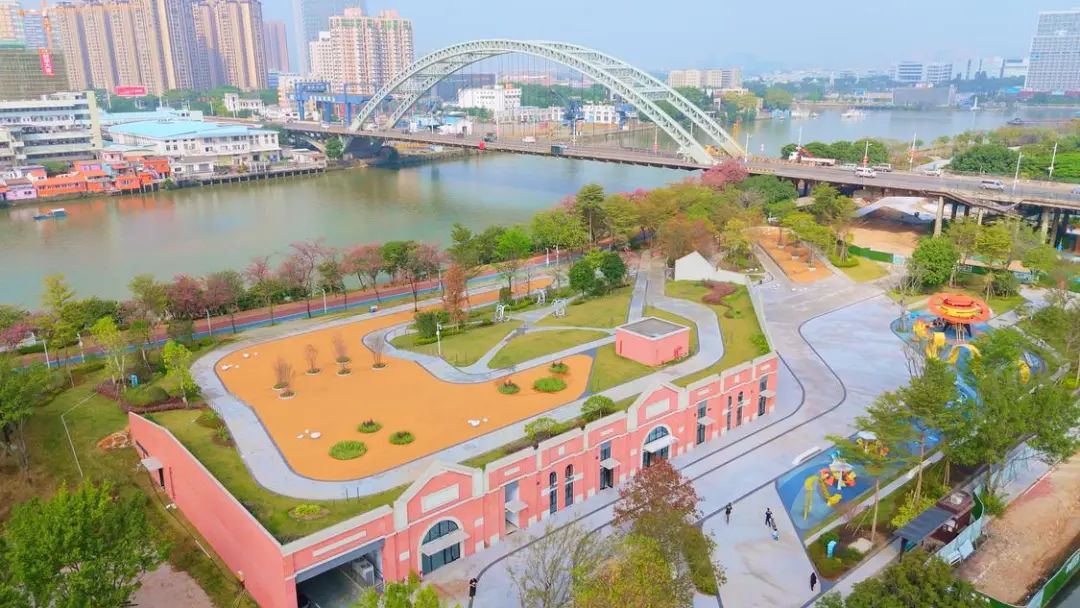 巨型土星滑梯、绝美江景……佛山三龙湾超出片“多巴胺”公园来了！