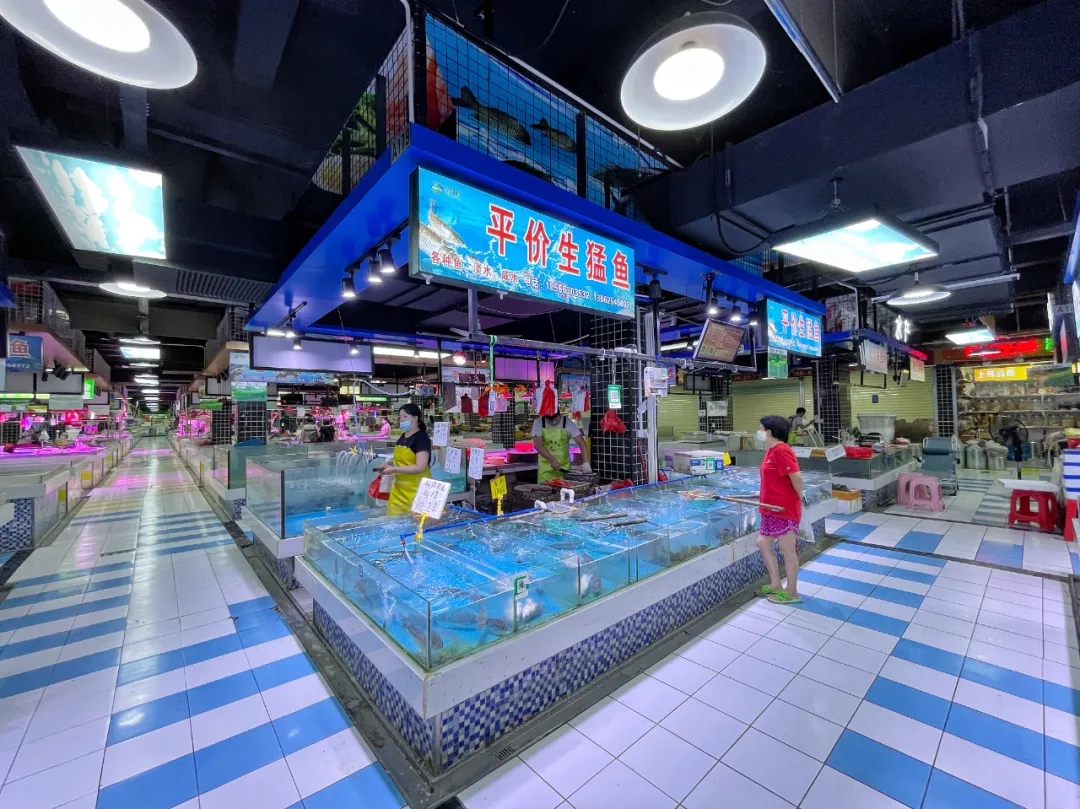 整洁有序的海鲜档口.佛山日报周传勇供图