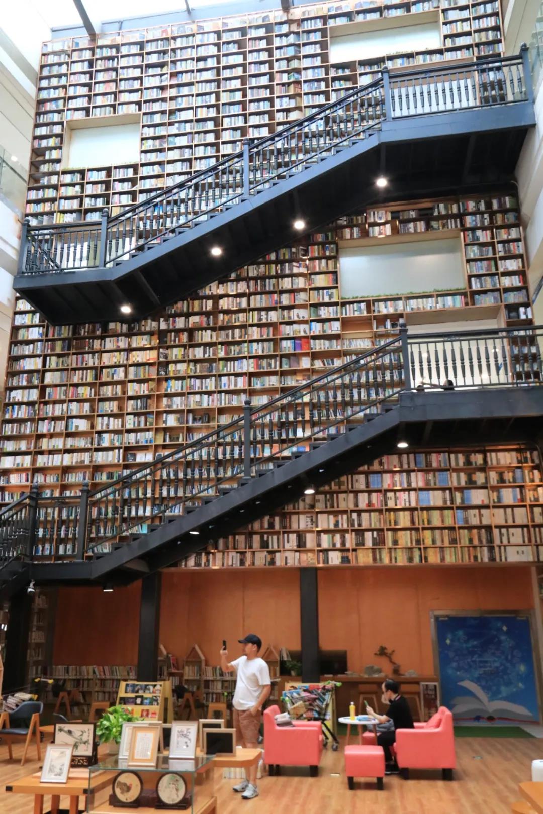 打卡桂城新晋网红图书馆原木风设计162米高书墙